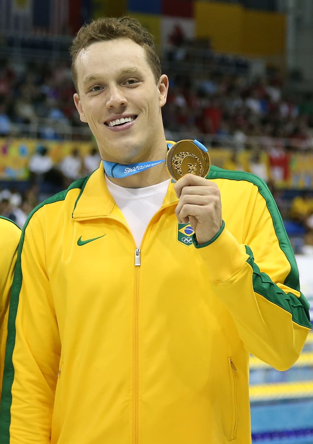 Henrique Rodrigues smiling and holding a medal