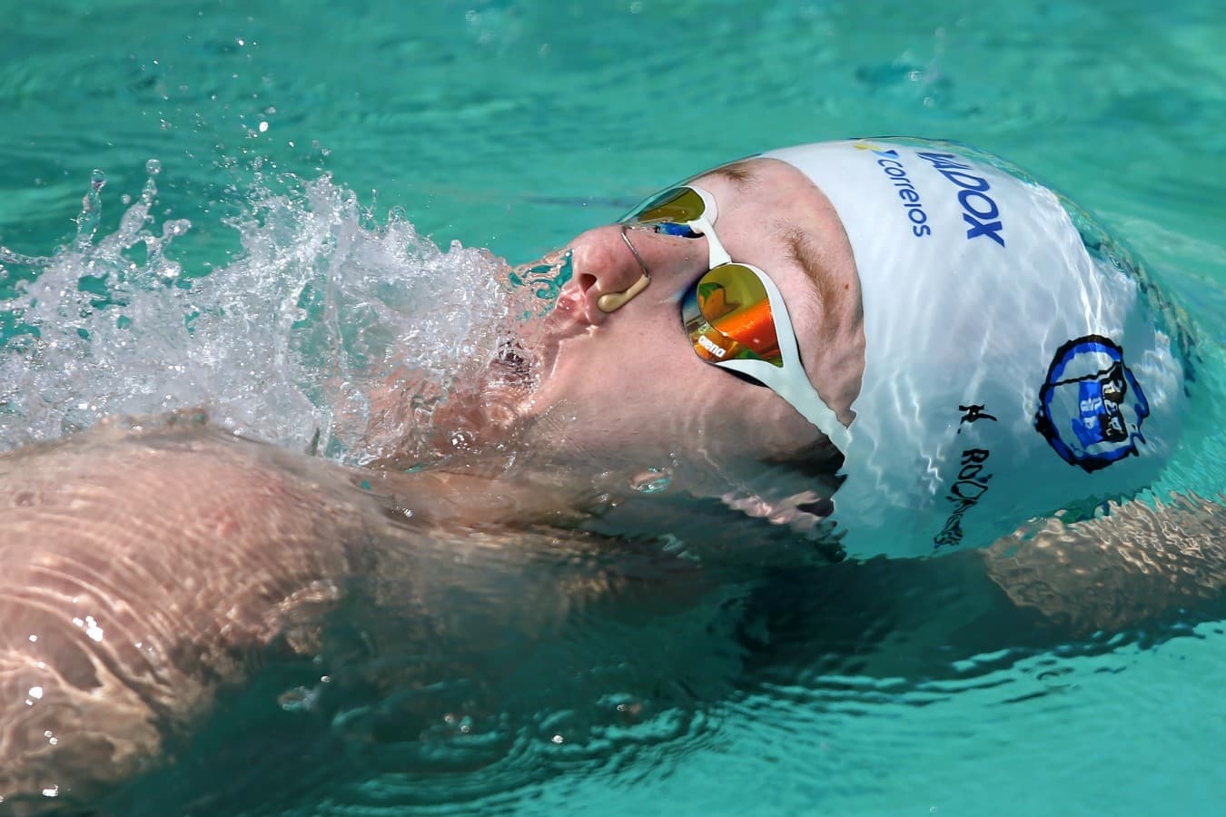 Henrique Rodrigues swimming backstroke